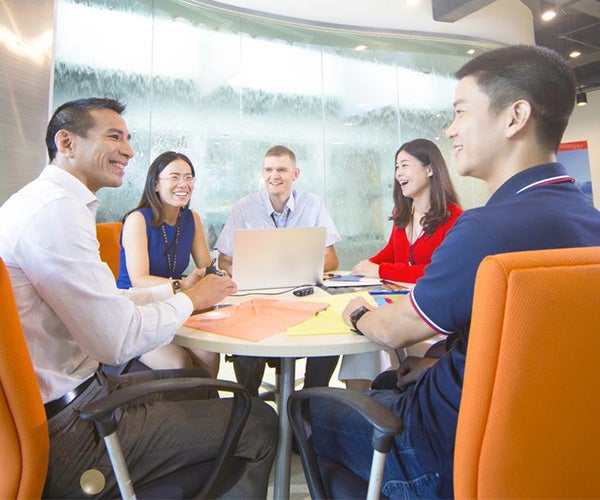 Asociados sentados alrededor de una mesa en una sala de reuniones.