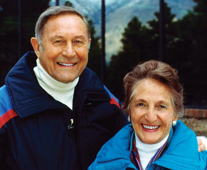 Los fundadores Bill y Vieve Gore posan para una foto con una montaña al fondo.