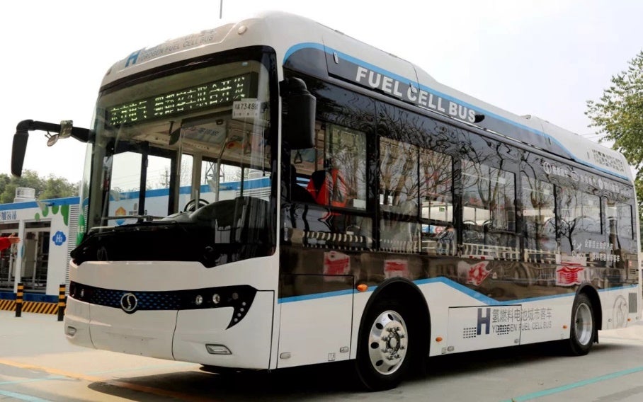 Fuel cell bus