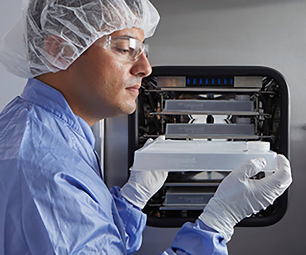 Image of a technician with a GORE LYOGUARD Freeze-Drying Tray