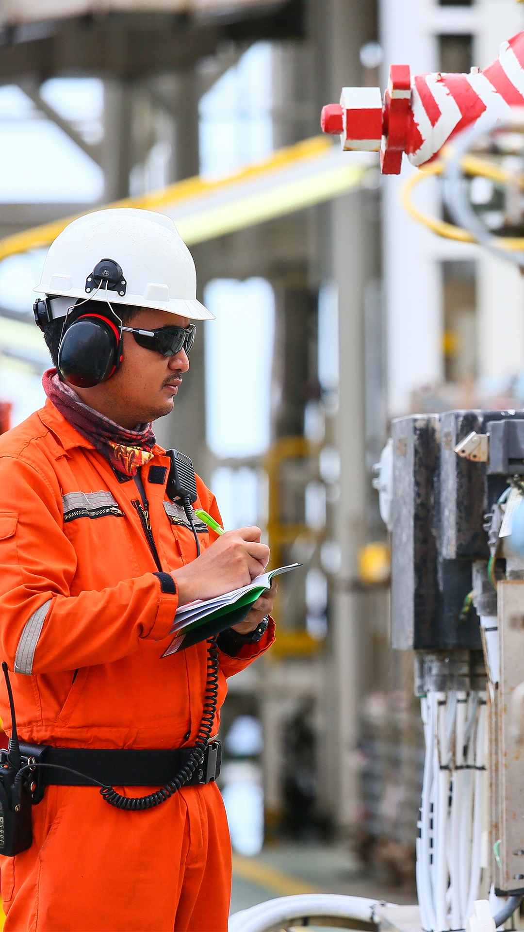 Operator recording operation of oil and gas process