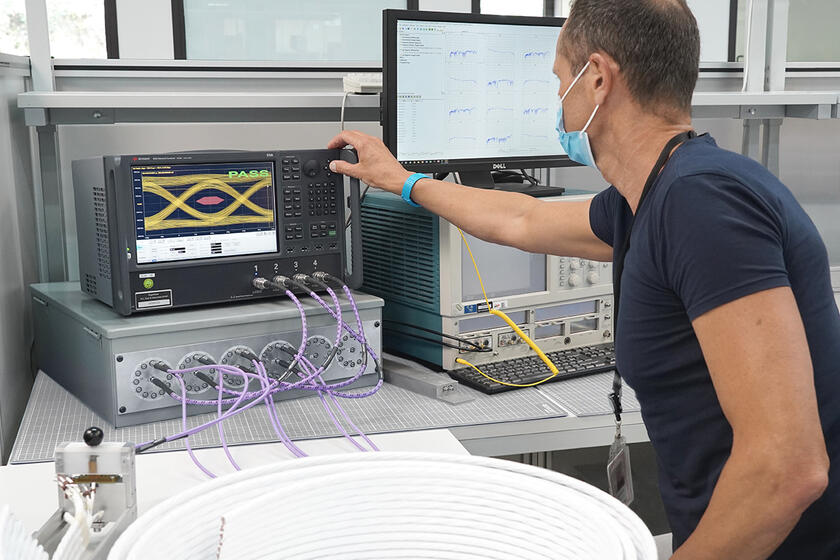 Engineer in Gore’s Signal Integrity Lab performs a High Frequency / Eye-Diagram-Test on GORE® High Flex Cables. 
