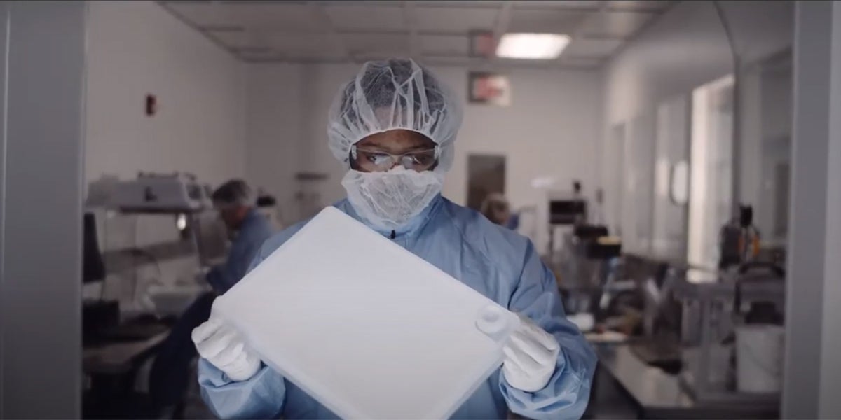 Person using GORE® LYOGUARD® Freeze-Drying Tray